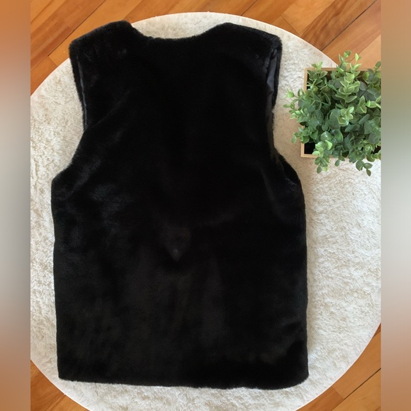 Le Chateau Faux Fur Vest - Picture 2 of 7